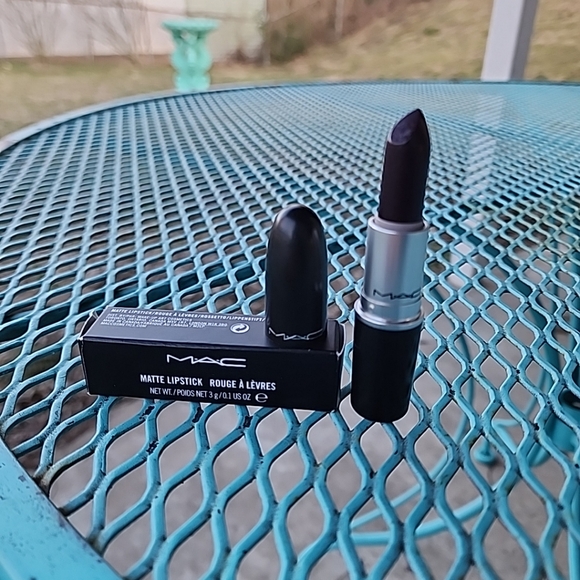 Mac Lipstick Instigator A16 Matte Lipstick - Picture 1 of 14